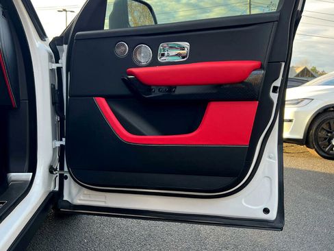 Used 2022 Rolls-Royce Cullinan Black Badge image 33