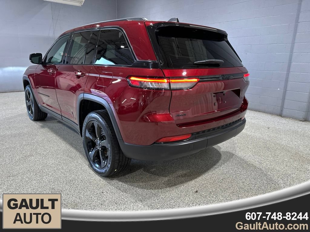 Used 2025 Jeep Grand Cherokee Altitude AWD/4WD image 6