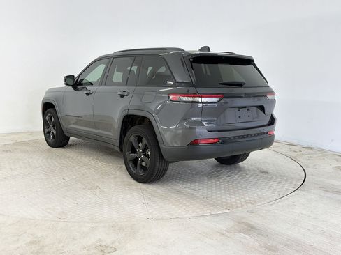 Used 2023 Jeep Grand Cherokee Altitude AWD/4WD image 3