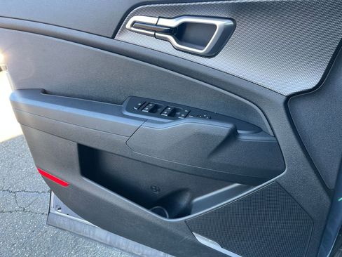 Used 2025 Kia Sportage LX image 18