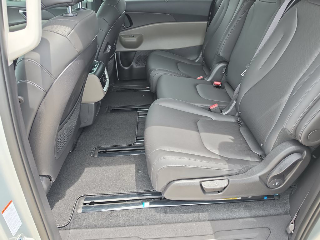 New 2026 Kia Carnival EX FWD image 17