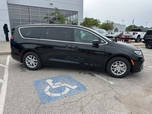 New 2026 Chrysler Pacifica Select image 39