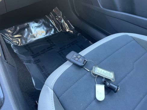 Used 2025 Volkswagen Taos SE image 21