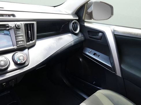 Used 2017 Toyota RAV4 LE FWD image 27