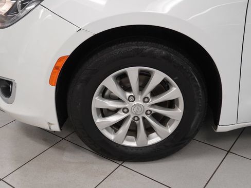 Used 2018 Chrysler Pacifica Touring-L w/ Premium Audio Group FWD image 16