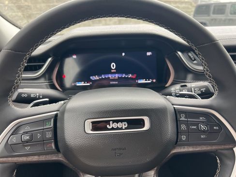 Used 2023 Jeep Grand Cherokee L Limited w/ Luxury Tech Group II image 18