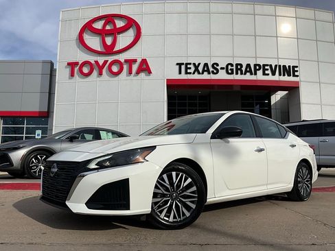 Used 2025 Nissan Altima 2.5 SV image 2