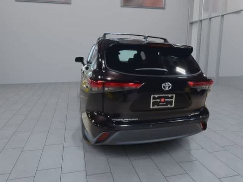 Used 2022 Toyota Highlander LE AWD/4WD image 7
