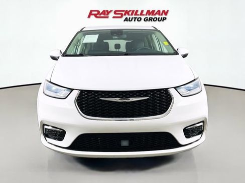 Used 2023 Chrysler Pacifica Touring-L FWD image 2