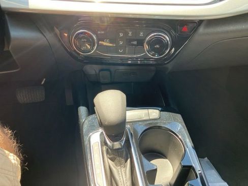 Used 2025 Chevrolet Trax LT FWD image 21