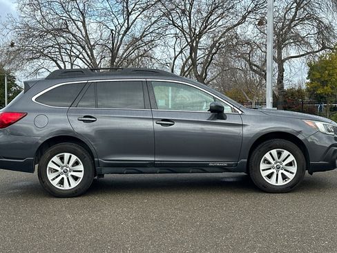 Used 2018 Subaru Outback 2.5i Premium image 3