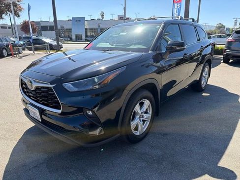 Used 2024 Toyota Highlander LE FWD image 3