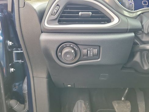 Used 2025 Chrysler Pacifica Select FWD image 27