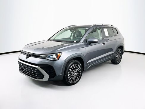 Used 2025 Volkswagen Taos SE FWD image 3