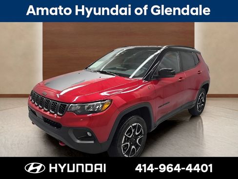 Used 2025 Jeep Compass Trailhawk AWD/4WD image 1