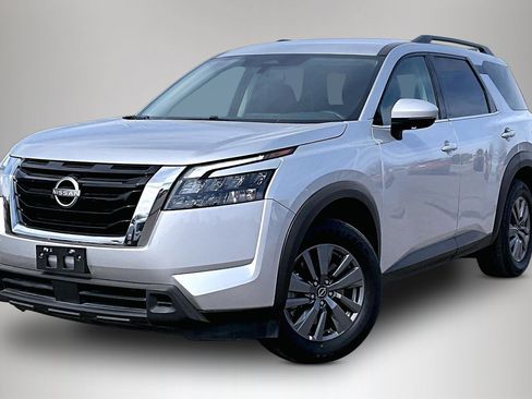 Used 2024 Nissan Pathfinder SV image 3