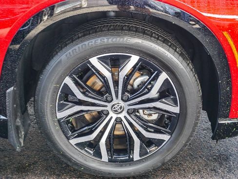 Used 2025 Toyota Crown Signia XLE image 10