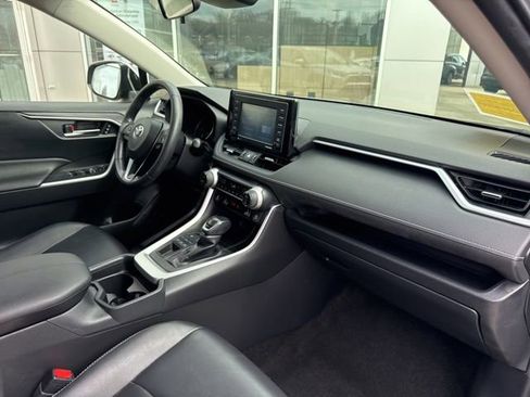 Used 2020 Toyota RAV4 XLE Premium image 30