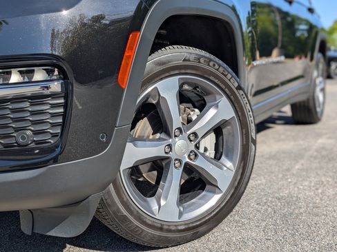 Used 2025 Jeep Grand Cherokee Limited w/ Luxury Tech Group II image 35