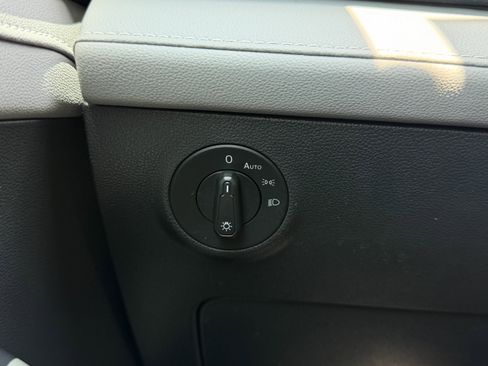 Used 2024 Volkswagen Taos SE w/ Panoramic Sunroof Package FWD image 26