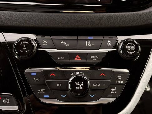 Used 2023 Chrysler Pacifica Touring-L FWD image 46