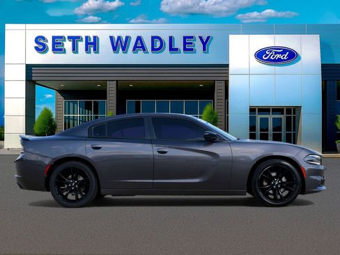 Used 2018 Dodge Charger SXT w/ Blacktop Package image 2