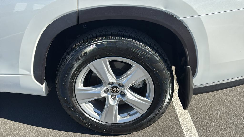 Used 2022 Toyota Highlander LE FWD image 8