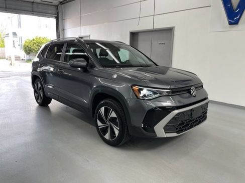 Used 2025 Volkswagen Taos SE AWD/4WD image 5