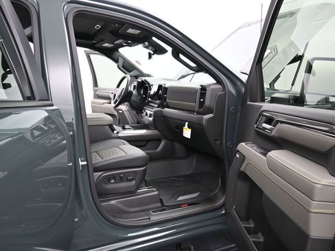 Used 2025 Chevrolet Silverado 2500 ZR2 w/ Technology Package image 12