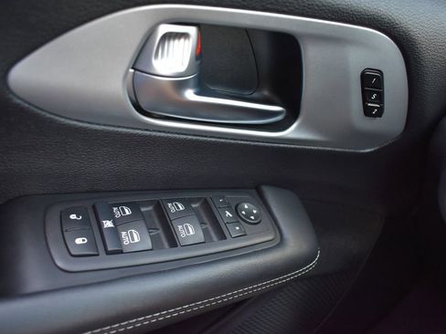 Certified 2025 Chrysler Pacifica Limited FWD image 21