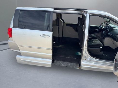 Used 2012 Dodge Grand Caravan SXT FWD image 34