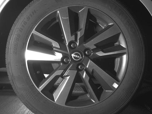 Used 2025 Nissan Versa SV image 15