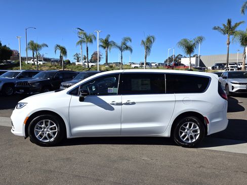 New 2026 Chrysler Pacifica Select image 2