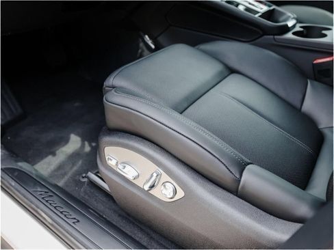 Certified 2025 Porsche Macan image 14