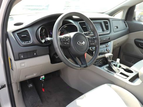 Used 2019 Kia Sedona L FWD image 10