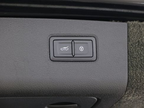 Used 2018 Bentley Bentayga AWD/4WD image 76