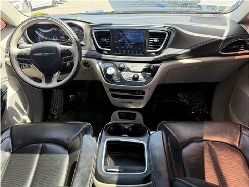 Used 2018 Chrysler Pacifica Limited FWD image 28