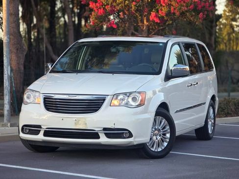 Used 2012 Chrysler Town & Country Limited w/ Luxury Group FWD image 13