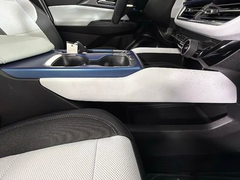 Used 2025 Chevrolet Equinox EV LT image 36