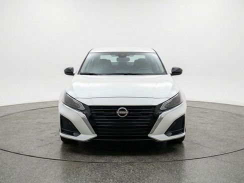 Used 2025 Nissan Altima 2.5 SV FWD image 2