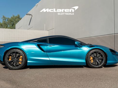 Used 2023 McLaren Artura image 8
