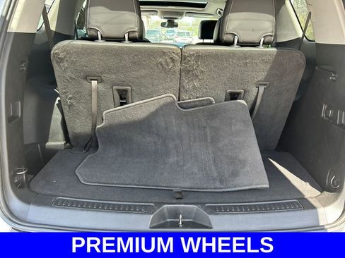 Used 2021 GMC Acadia SLT w/ LPO, Black Accent Package image 17