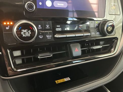 Used 2024 Toyota Highlander XLE AWD/4WD image 15