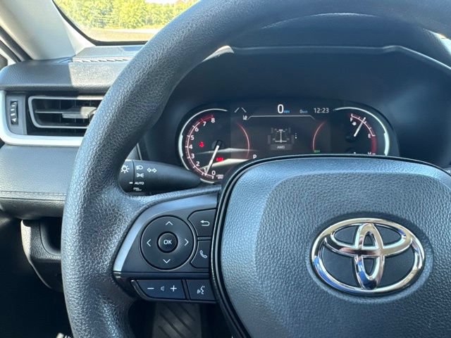 Used 2025 Toyota RAV4 XLE AWD/4WD image 11