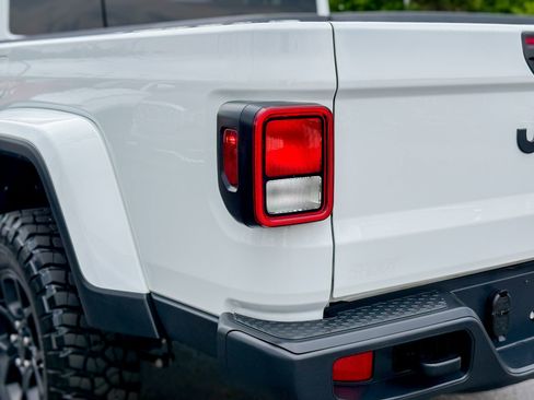 Used 2025 Jeep Gladiator Sport AWD/4WD image 16