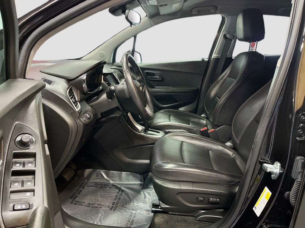 Used 2022 Chevrolet Trax LT w/ Premium Seat Package AWD/4WD image 21
