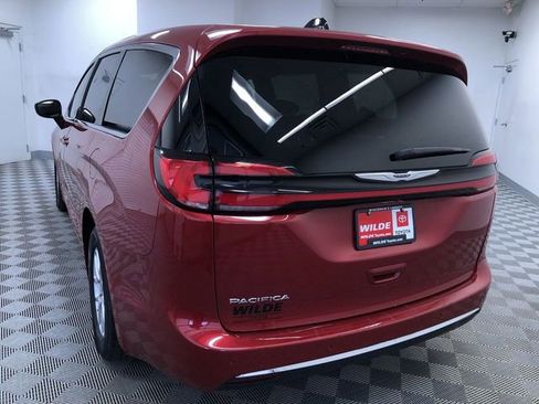 Used 2025 Chrysler Pacifica Select FWD image 13