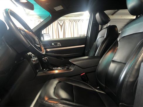 Used 2019 Ford Explorer XLT w/ Equipment Group 202A image 9