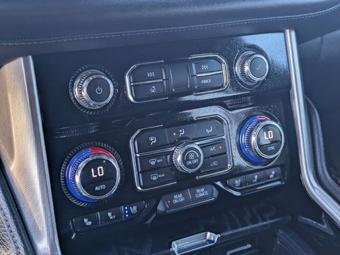 Used 2023 GMC Yukon XL Denali image 24