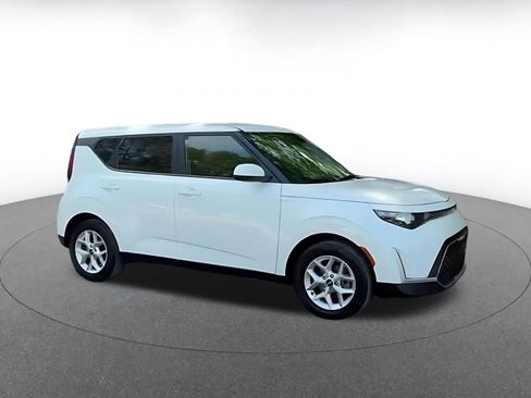 Used 2025 Kia Soul LX w/ LX Technology Package FWD image 2